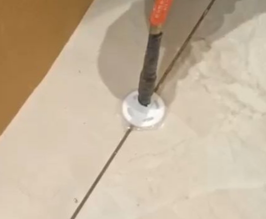 二道江瓷砖空鼓维修公司专业解答瓷砖在铺贴过程中，如果没有涂抹均匀到位的粘结材料（如水泥砂浆或瓷砖胶），可能会导致以下问题
